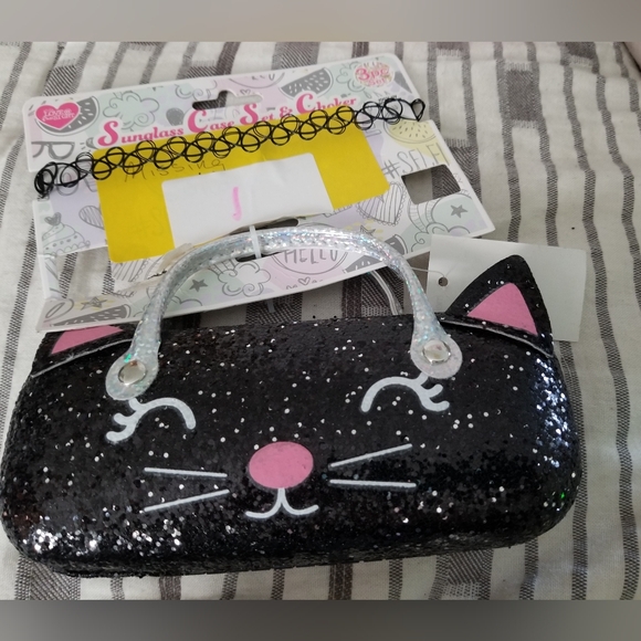 Free With Purchas.  Cat eyeglasses case with choker - Picture 1 of 3